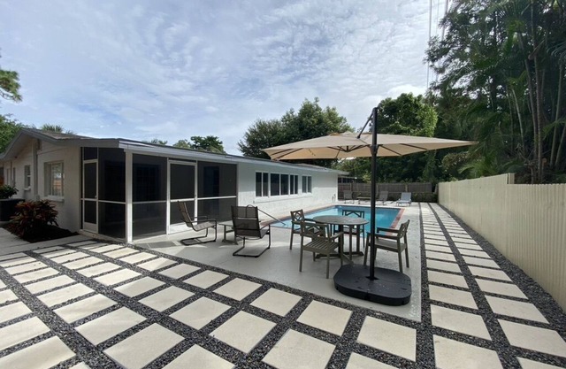 Sarasota Home Calm and Sunny in Sapphire S, 13 min. to Lido Key and 7 to Airport