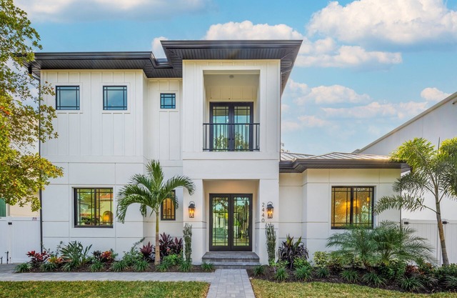 Sarasota Luxury Villa – 6BR w/Pool, Rooftop & Outdoor Kitchen