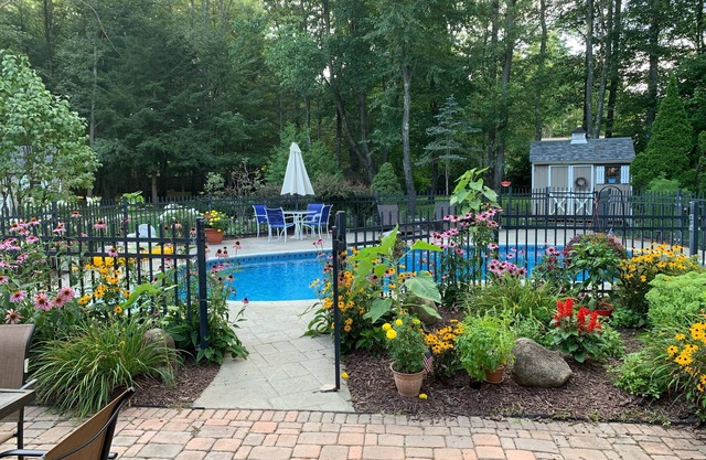 Saratoga retreat! Great yard with inground pool. 4 miles from Racetrack.