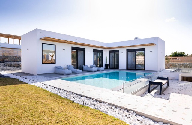 Sardines Luxury Villa 2 with Private Pool Parking and Garden