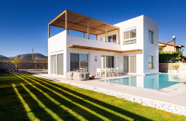 Sardines Luxury Villa 3 with Private poll , garden , parking and Gym