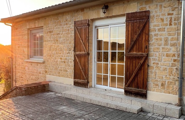 Sarlat 4-bedroom Countryside Home with Modern Amenities, Pool,Balcony & Views