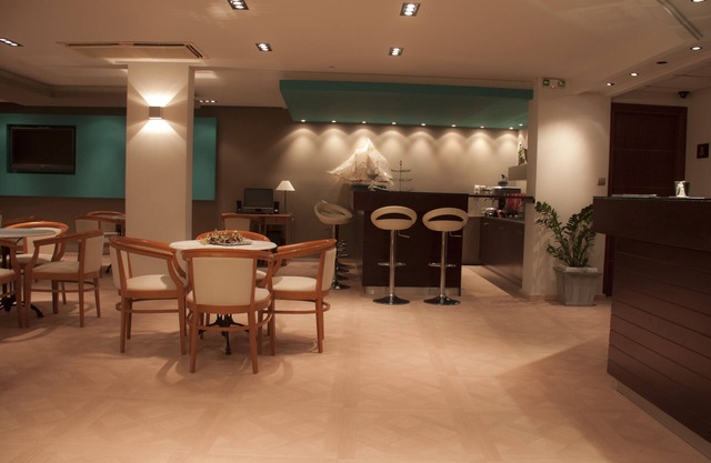 Saronis Hotel