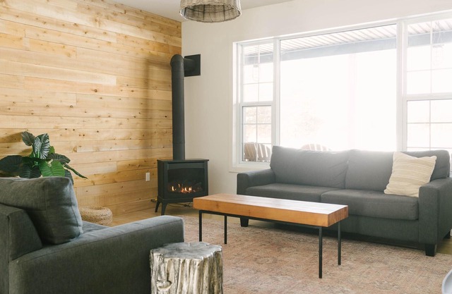 Sauna + Fireplaces + Stylish 8 bdrm. Dog friendly