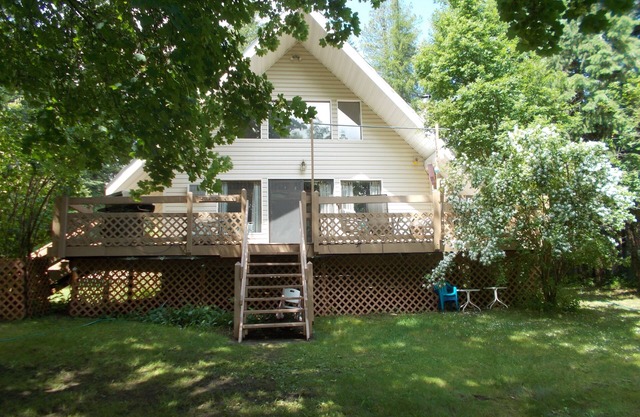 Savage Lake Lodge. Waterfront/Waterfalls 3BD/2BA Sleeps 10+