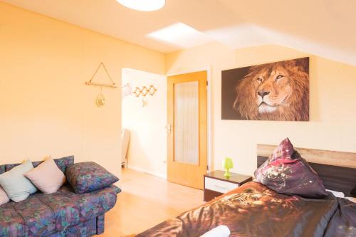 - Savanna Lodge Deluxe with Exclusive Design - Apartment 75sqm - Central Location - Terrace with View - Completely Renovated 2024 with Smart TV & Netflix - Separate Kitchen - Free Parking - Near Airport & Train