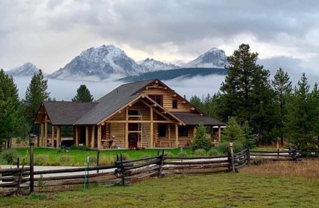 Sawtooth Mountain Log Cabin with a View