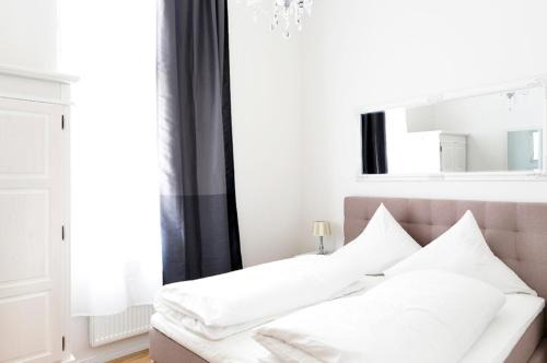 SC 03 by ROCKCHAIR Apartments l SUPERHOST Status l 2 Bedrooms Boxspringbeds Balcony Elevator - Cozy Family & Business Flair welcomes you!