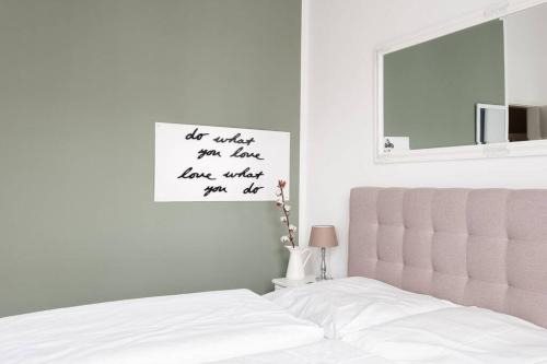 SC 05 by ROCKCHAIR Apartments l SUPERHOST Status l 2 Bedrooms Boxspringbeds Balcony Elevator - Cozy Family & Business Flair welcomes you!