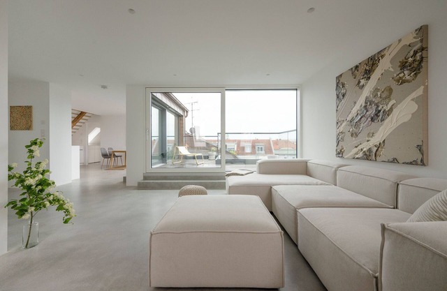Scandinavian Calm Meets Latin Soul – Schwabing Retreat with Frauenkirche Views