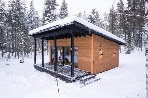 Scandinavian lakeside cottage