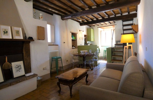 Scappo in Umbria, L'affaccio sul vicolo