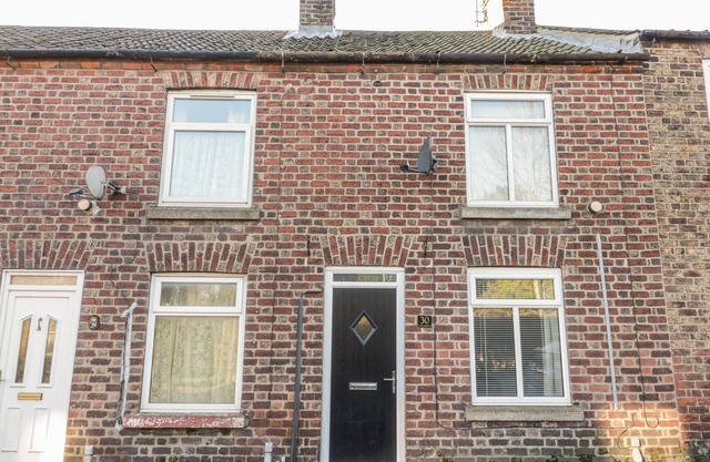 SCARBOROUGH COTTAGE, pet friendly, with open fire in Great Driffield