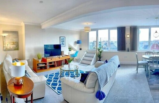 Scarborough Penthouse, balcony, views, lift & free parking
