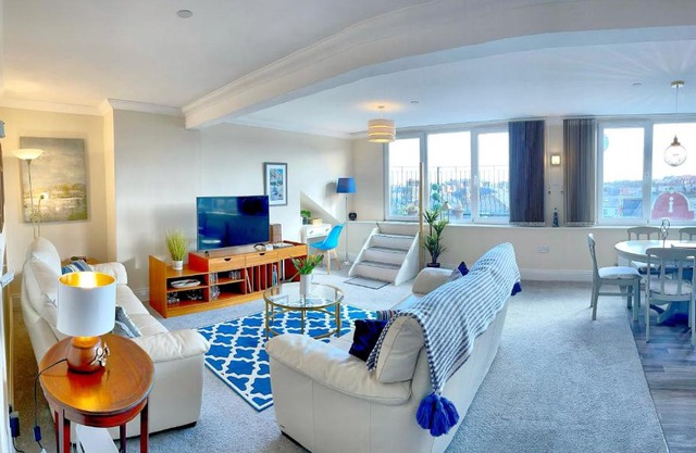 Scarborough Penthouse, private balcony, superb views, lift, reserved free parking