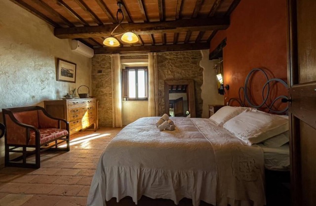 Scarlet- Room in ancient farmhouse with lake view