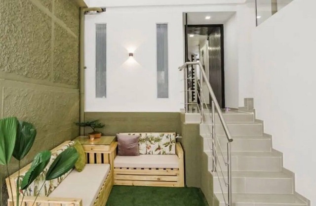 Scarlet house with 8 bedrooms in Lleras park