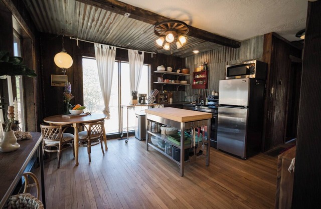 Scenic 2-bedroom cabin w/mountain views, WiFi, 3 ski areas nearby