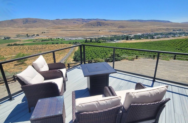 Scenic 3-Bedroom Getaway with Stunning Views & Ample Space in Okanogan