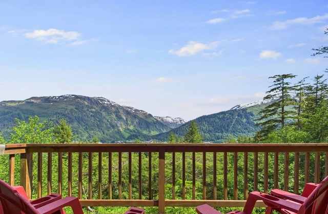 Scenic 3BR Retreat w/Ocean & Mountain Views