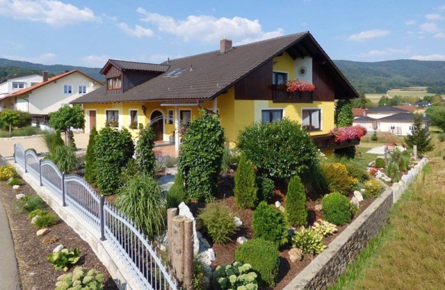 Scenic Apartment with Balcony, Garden, Deckchairs, Barbecue