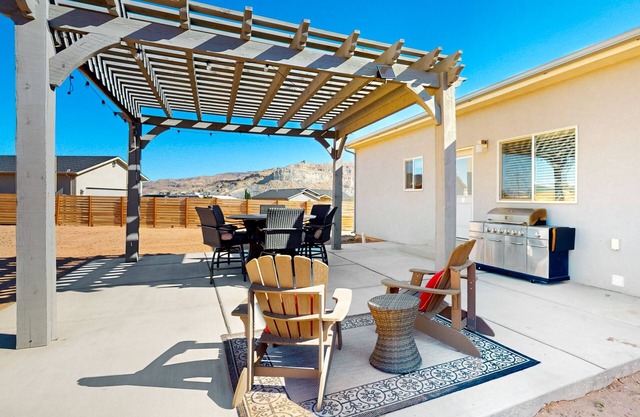 Scenic dog-friendly acreage with enclosed yard, grill, open layout, & streaming