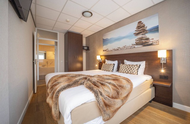 Scenic Escape with Complimentary Breakfast, Parking and Local Trails
