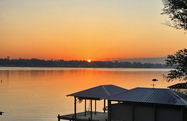 Scenic False River, Walk to local bar/grill, 35 minutes from LSU
