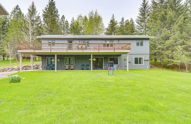 Scenic Forest Lodge Outside Glacier National Park!