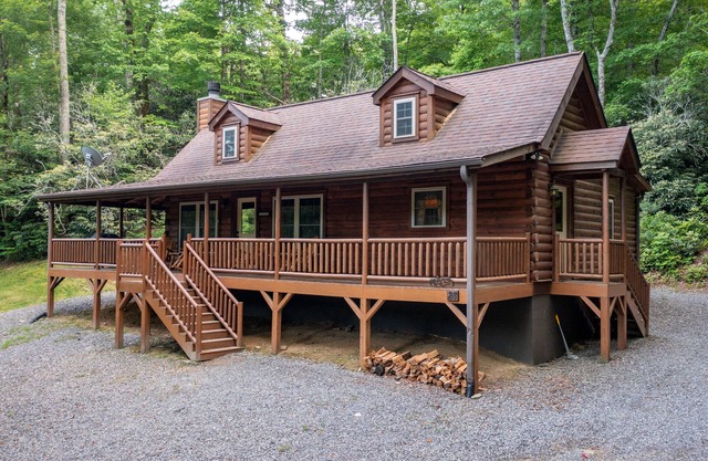 Scenic Getaway: Cozy with Hot Tub, Fast Wifi, Serene Pond View, Close to Town