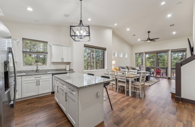 Scenic Golf Retreat With Modern Comforts & Fireplace 4 Bedroom Townhouse