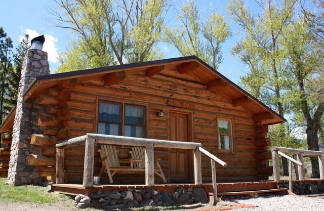 Scenic guest ranch with cozy cabin located between Cody, Wy and Yellowstone Park