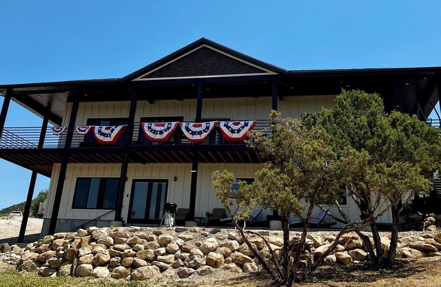 Scenic lakeside retreat- 5 minute walk to Palisade State Park and Golf Course