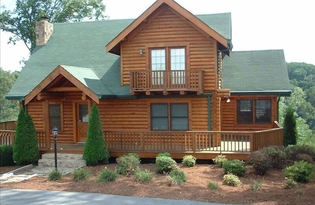 Scenic Log Cabin on 12 Acres: hot tub, jacuzzi, and fireplace, NEWLY RENOVATED