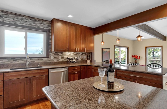 Scenic Mountain Views/Corporate Rental/30 day minimum