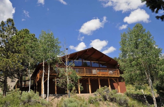 Scenic Mountain Cabin; 2 Walk-In Showers; Nature Viewed As One Grills On Deck