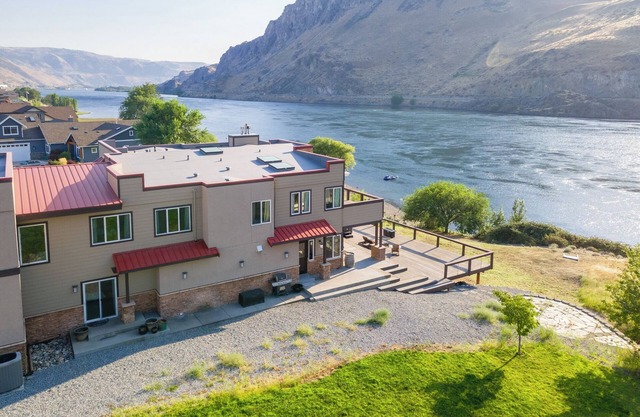 Scenic Riverfront Escape Near Chelan | Sleeps 16 + Hot Tub
