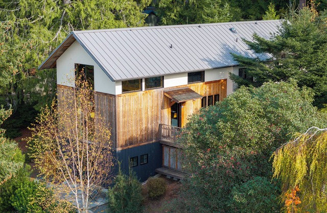 Scenic Whidbey Island Escape, Walk to Beach, ADA accessible + Dog Friendly w/EV Charger