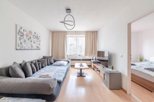 Schöne, möblierte Wohnung mit Balkon und Tiefgarage