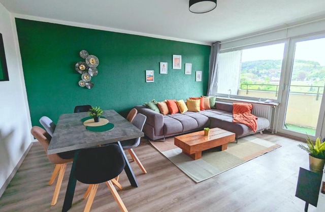 Schöne Wohnung mit Balkon/Parkplatz/Aufzug