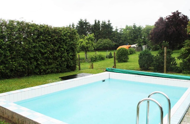 Schöne Zweizimmer-Ferienwohnung mit Pool im Garten