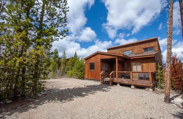 Schaffner Cabin - Charming Mountain Retreat with Loft, and Decks