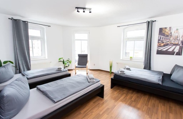 Schicke Wohnung mit 3 Schlafzimmern, vollausgestatteter Küche & Bad - Bettwäsche, Handtücher und WiFi inklusive