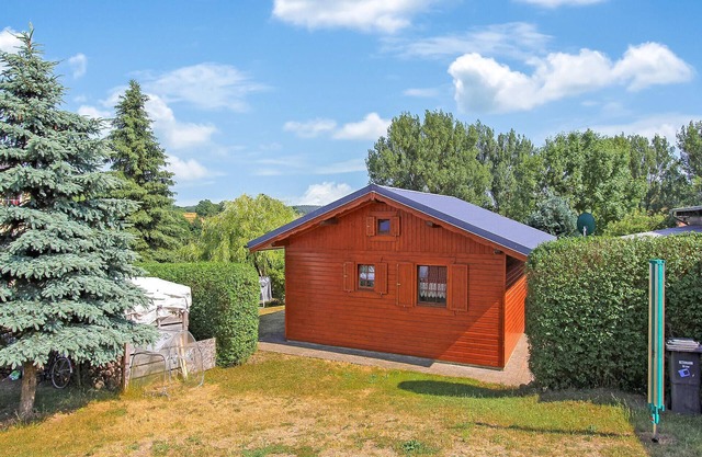 Schmuckes Holzhaus im Grünen