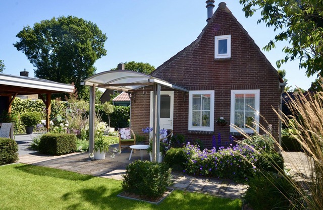SCHOORL: Pretty little holiday house with a beautiful garden and covered veranda.