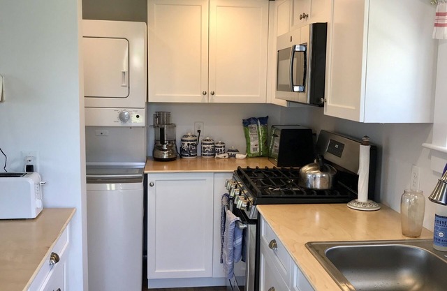 Sconset Cottage - Ocean Views! 8/11-8/18 with car ferry reservation option!