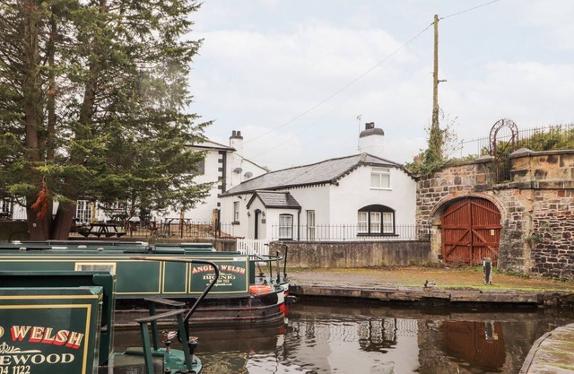 SCOTCH HALL COTTAGE, pet friendly, with a garden in Trevor