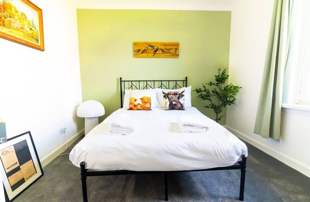 Scottish themed den with free parking close to bus routes and city centre