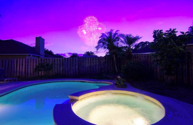 ~Screaming Eagle Sleeps 11 Heated Pool & Spa~