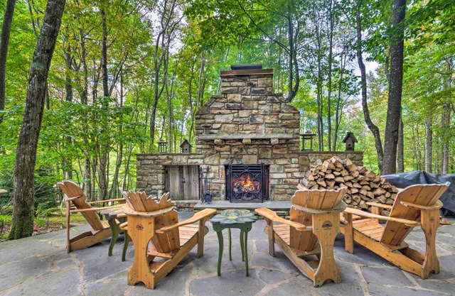 Screened Porch and 3 Decks Beech Mountain Cabin